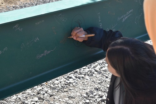 OSII, Nereida Torres, signing the beam. 