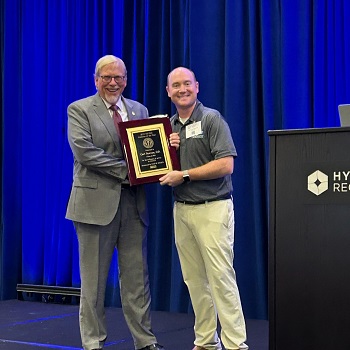 Dr. Carl Newton (L) receiving his award from Associate Dean, Dr. Nate Lighthizer (R).