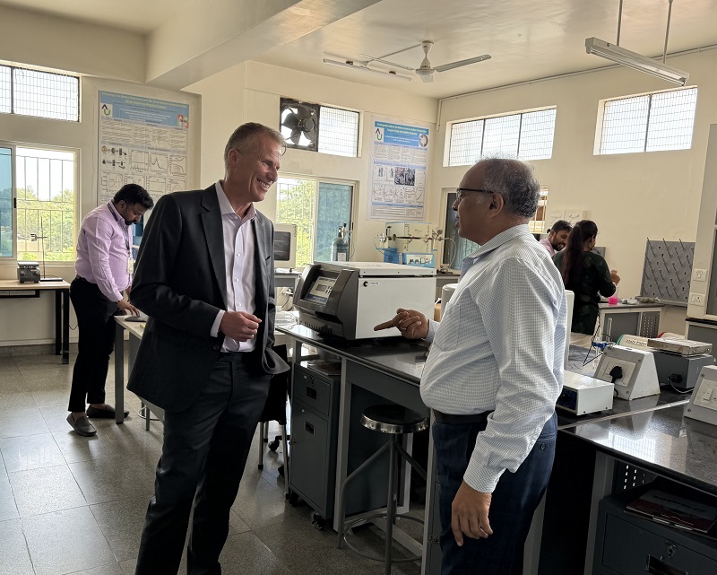 Dr. Iain Anderson tours the Battery Engineering laboratory at Atria University, Bengaluru, with Director Ravi Kumar.